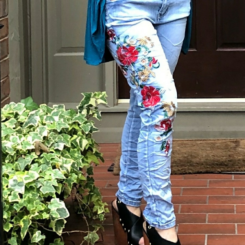 NEW PLAY•Rose embroidered distressed•nice fit•NWT•size 6 - Picture 3 of 15